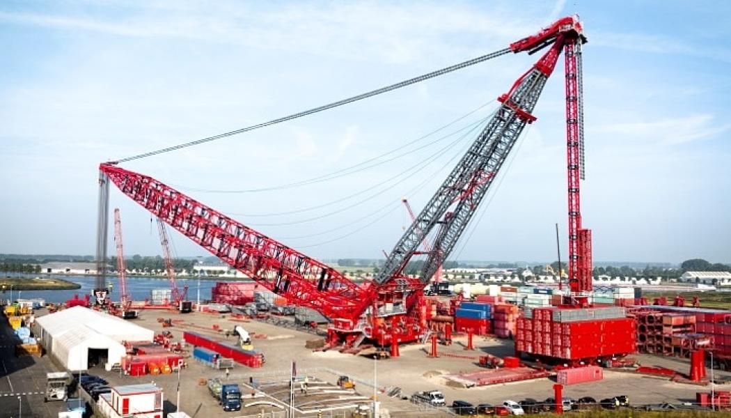 SK6000 har en maximal lyftkapacitet på 6000 ton och kan lyfta komponenter på upp till 3000 ton till en höjd av 220 meter. Kranens design bygger på containeriserade tekniker, vilket gör den enligt tillverkaren lätt att transportera i vanliga fraktcontainrar till vilken plats som helst i världen. Foto: Mammoet