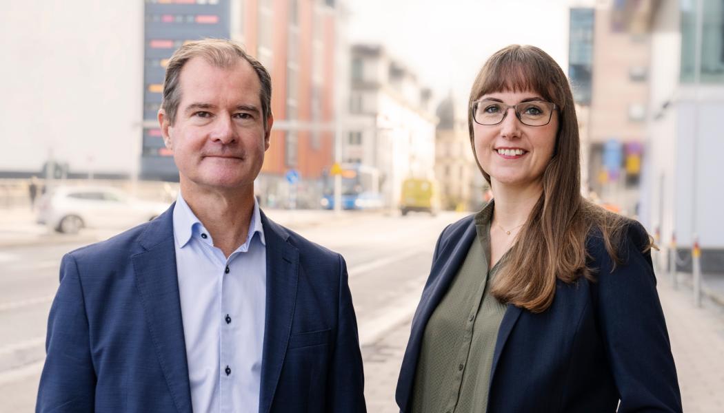 Foto: Mårten Lilja, vice vd på Riksbyggen och chef för affärsområde Bostad och Johanna Bjurskog, bostadspolitisk expert på Riksbyggen. Foto: Riksbyggen