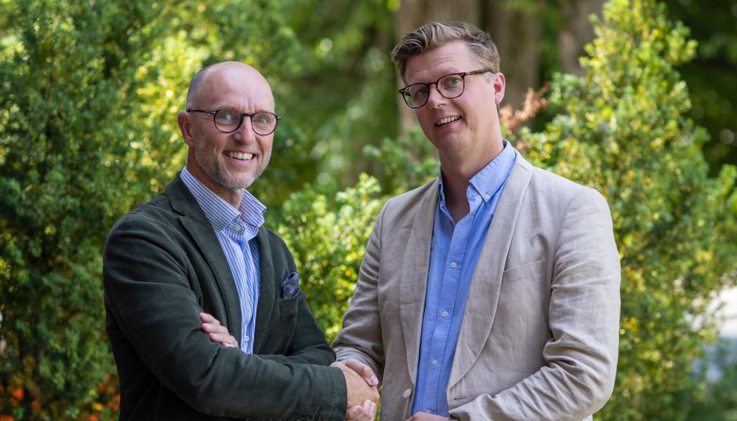 Mikael Sjölund, vd Coreco och Peter Björk, affärsområdesansvarig för Byggfakta Tender, tar i hand för ett nytt samarbete mellan bolagen. Foto: Byggfakta