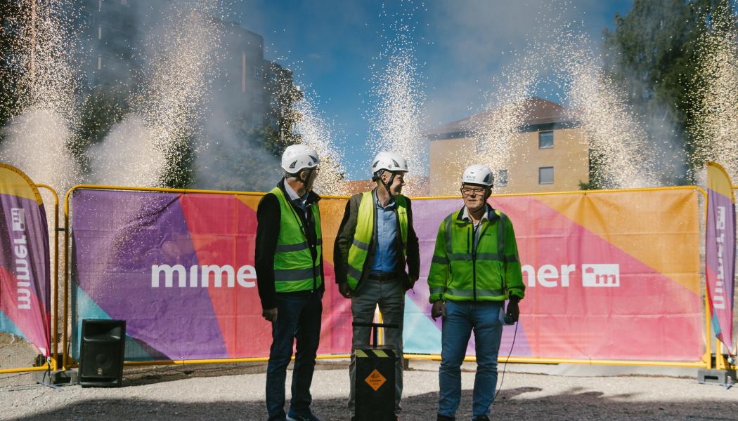 90 nya bostäder i centrala Västerås fick en pangstart när byggstarten firades effektfullt. På bilden ses Mikael Källqvist, VD Bostads AB Mimer, Jesper Brandberg, Styrelseordförande Bostads AB Mimer och Mats Eriksson, VD Asplunds Bygg. Foto: Bostads AB Mimer