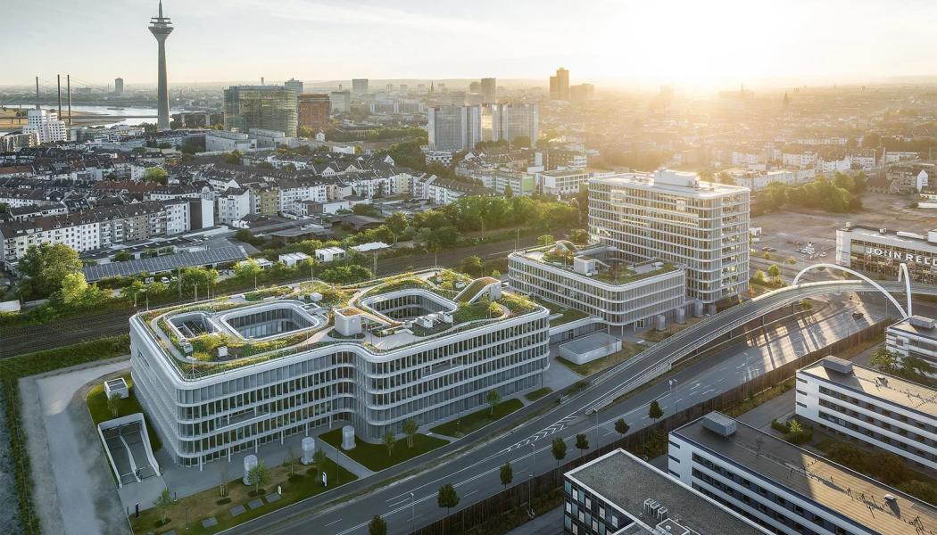 Den arkitektoniska visionen bakom MIZAL var att skapa en arbetsmiljö som främjar kommunikation och samarbete. Byggnadens horisontella former och avrundade hörn bidrar till ett flödande intryck, där interiör och exteriör smälter samman. Campusets gröna takträdgårdar, loggior och öppna utomhusytor erbjuder medarbetare en stimulerande miljö som stärker trivsel och produktivitet. Foto: 