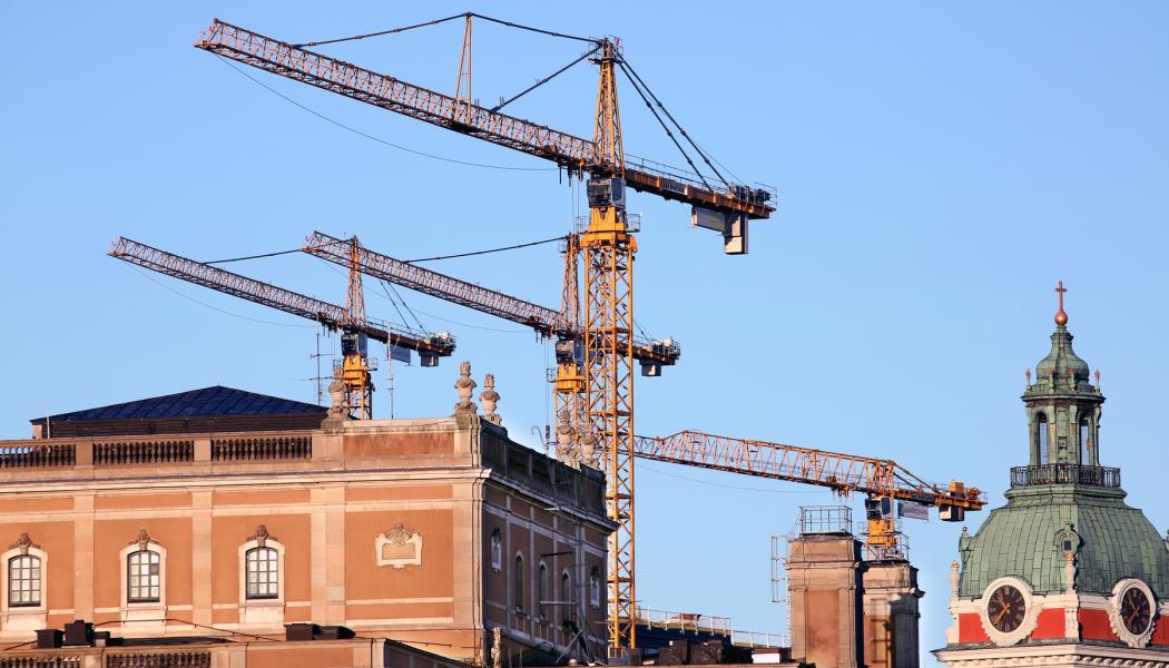 Byggkranar mitt i Stockholm. Foto: Johan Bjurer/Mostphoto