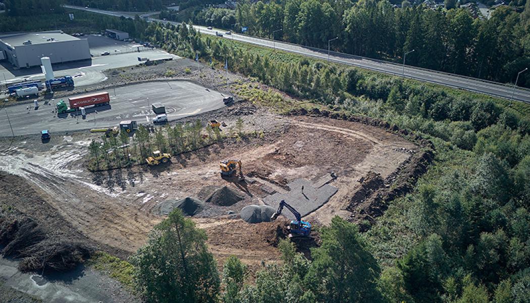 Så här ser det framväxande ladd- och tankcentret i Nässjö ut just nu. Till vänster i bild syns snabbladdarna som är i drift, och till höger byggs den nya tankstationen för biogas. Foto: Nässjö Näringsliv
