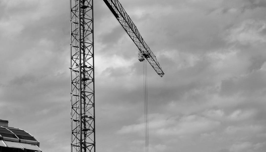 Foto över takåsar och lyftkran.  Foto: Natalia Trofimova / Unsplash