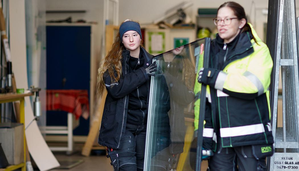 Även om det är flest män i glasbranschen är glasmästare ett yrke för alla. Här är Natalie Näppi och Sara Hübert, Glasmästare på Ryds Glas i Katrineholm. Foto: Ryds glas