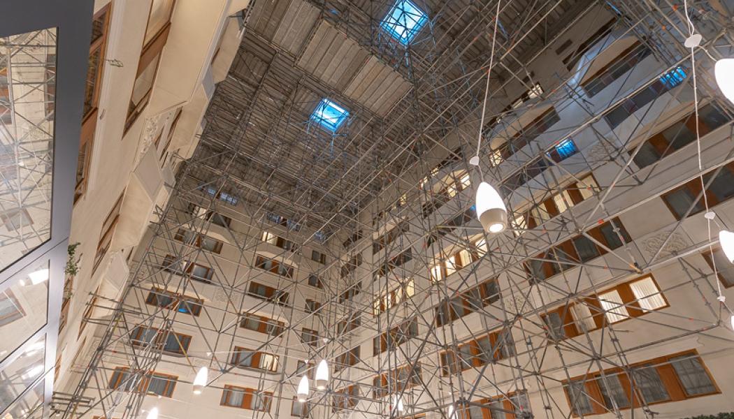 Ställningsföretaget Libergs använde sig av Layhers material och kompetens när de fick i uppdrag att byta ut ljuskupolerna i taket ovanför Royal Viking Hotels frukostmatsal.