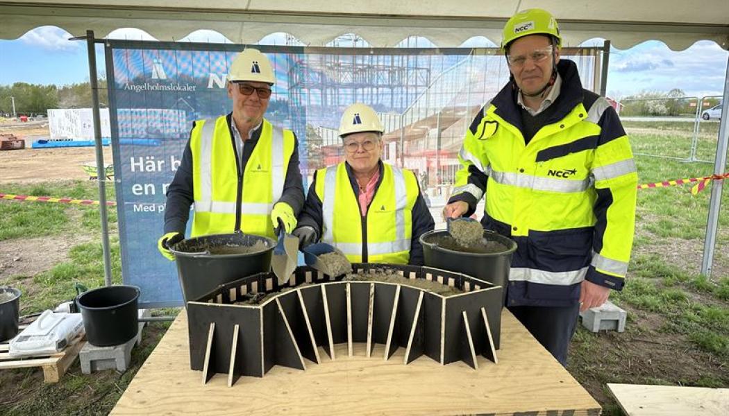 Fotograf: Ann-Katrin Johansson, NCC

Gjutningen gjordes av Elisabeth Kullenberg, kommunfullmäktiges ordförande, Sten Christiansson, styrelseordförande Ängelholmslokaler, Magnus Knöös, avdelningschef NCC