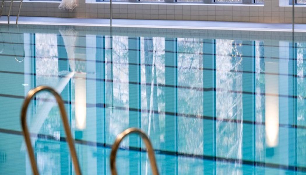Anläggningen ska användas för simundervisning och simträning och bestå av en 50-metersbassäng, en 25-metersbassäng samt tre mindre bassänger för simundervisning, vattengymnastik och babysim.  Foto: NCC