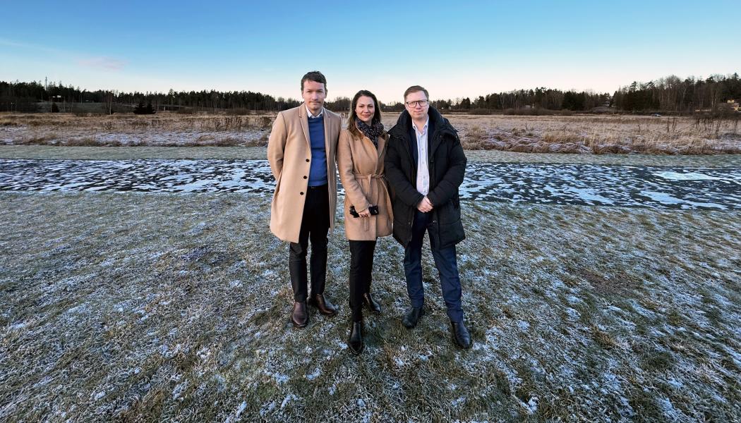 Norrby gärde
Från vänster till höger: Linus Björkman (M), kommunalråd och samhällsbyggnadsutskottets ordförande, Nicole Forslund (L), kommunalråd och kommunstyrelsens 1:e vice ordförande och Martin Strömvall (KD), stadsbyggnadsnämndens ordförande, vid Norrby gärde.
Pressfoto Haninge kommun
