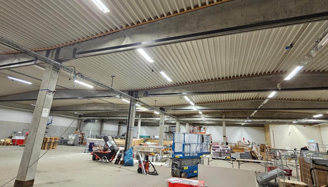 Den gamla lagerbyggnaden i Nybro från 1970 behövde omfattande upprustning för att klara moderna krav. Foto: Strong Solutions