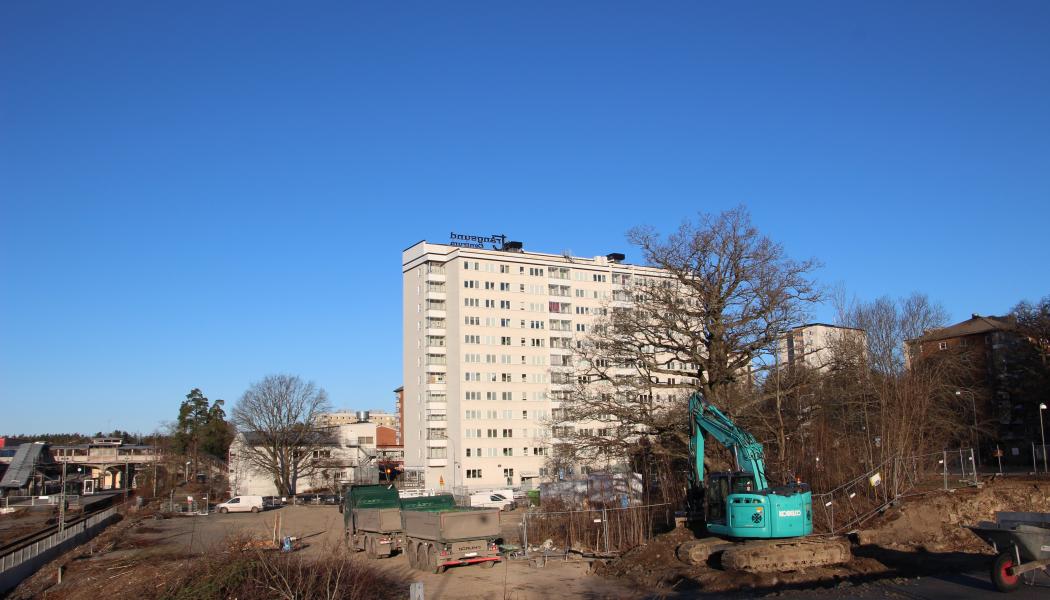Ny bostäder på gång. Här, vid Trångsundsvägen 4-6, kommer det inom ett par år finnas 125 nya lägenheter.