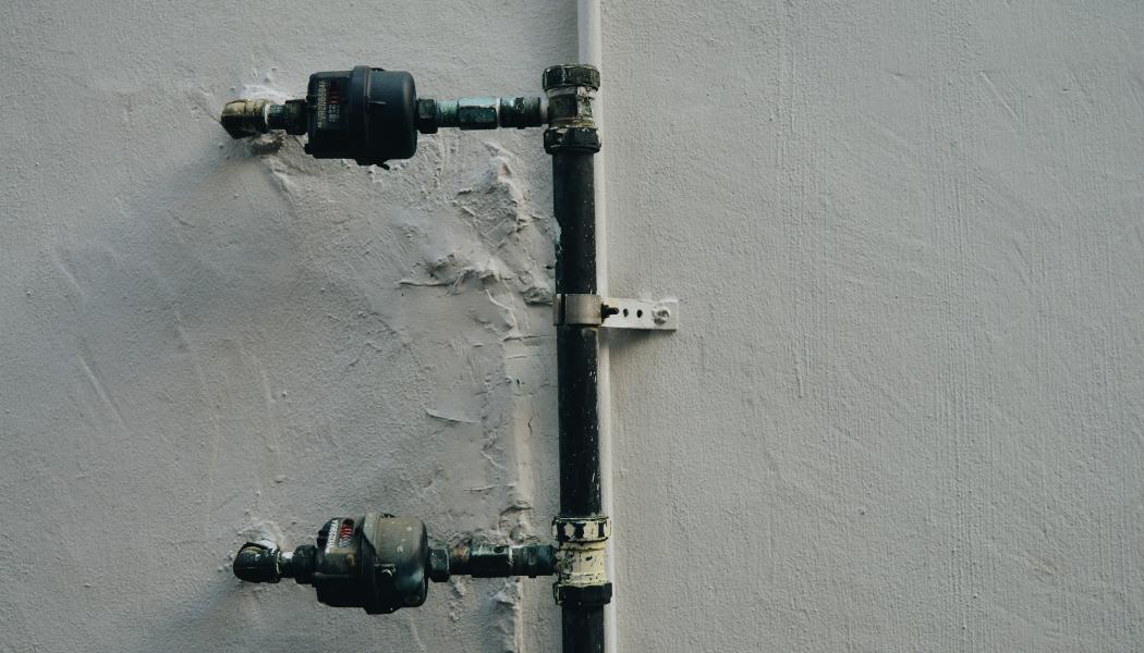 Felaktig rördimensionering och isolering kan öka risken för bakterietillväxt i tappvattenledningar. Foto: fleur kaan / unsplash