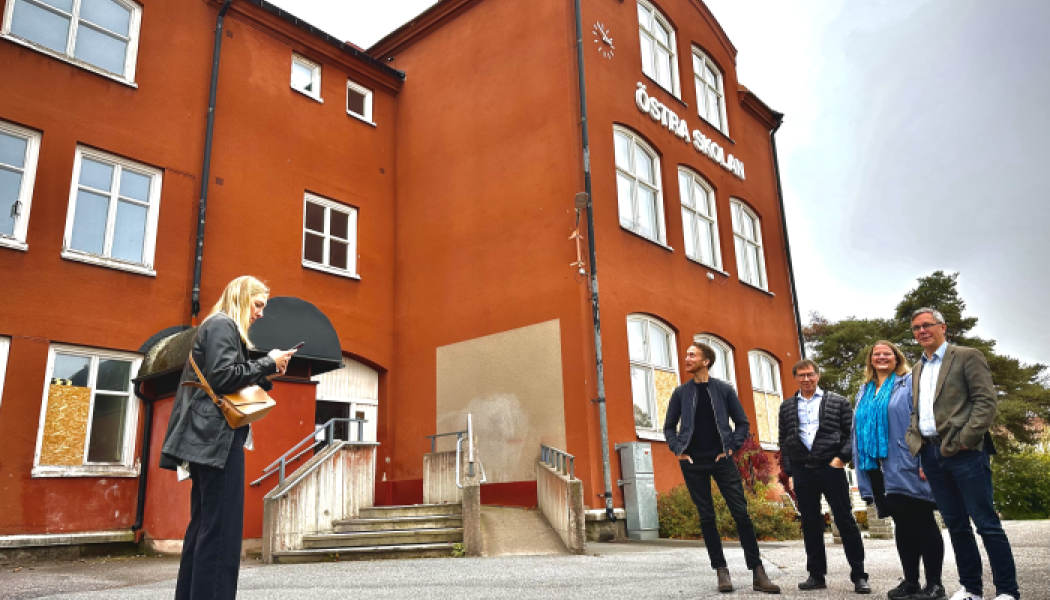 Martin Nilsson, KMA-samordnare på AB Byggprojekt i Dalarna, Christer Sundqvist, Marie Bergeås mark- och exploateringschef samt Johan Söderberg framför den pampiga fasaden av Östra skolan. De berättar för lokaltidningen (t.v.) om planerna för Östra skolan och Lasstorp. Fotograf/Källa: Katrineholms kommun/Geza SImon