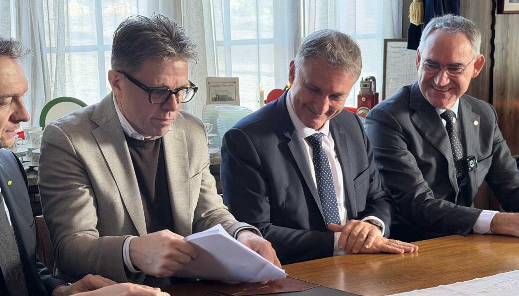 Kontraktsskrivningen ägde rum i Vagnhärad där representanter från Trafikverket och entreprenörerna samlades. Foto: Infrakraft