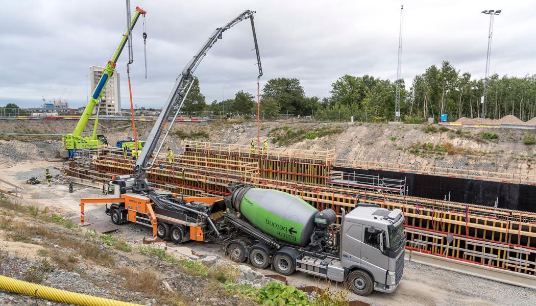 Betongbranschen har ett tufft tidsschema att hålla. Senast 2045 ska all betong som tillverkas i Sverige vara klimatneutral. 
FOTO: Skanska
