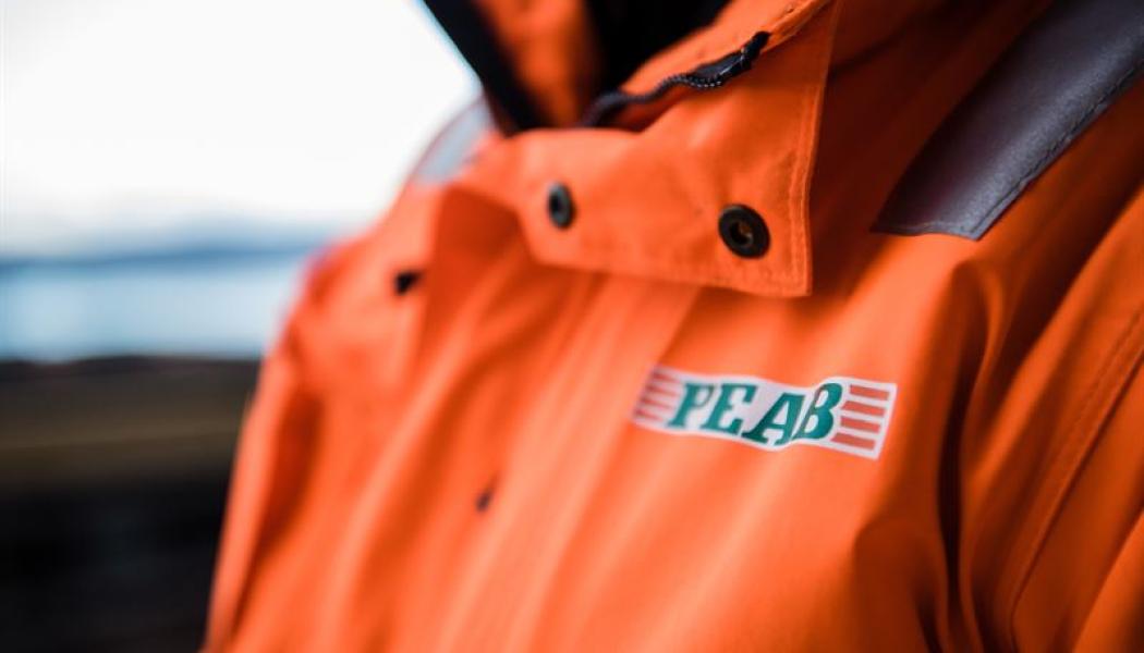 Närbild på Peab jacka. Pressbild: Peab