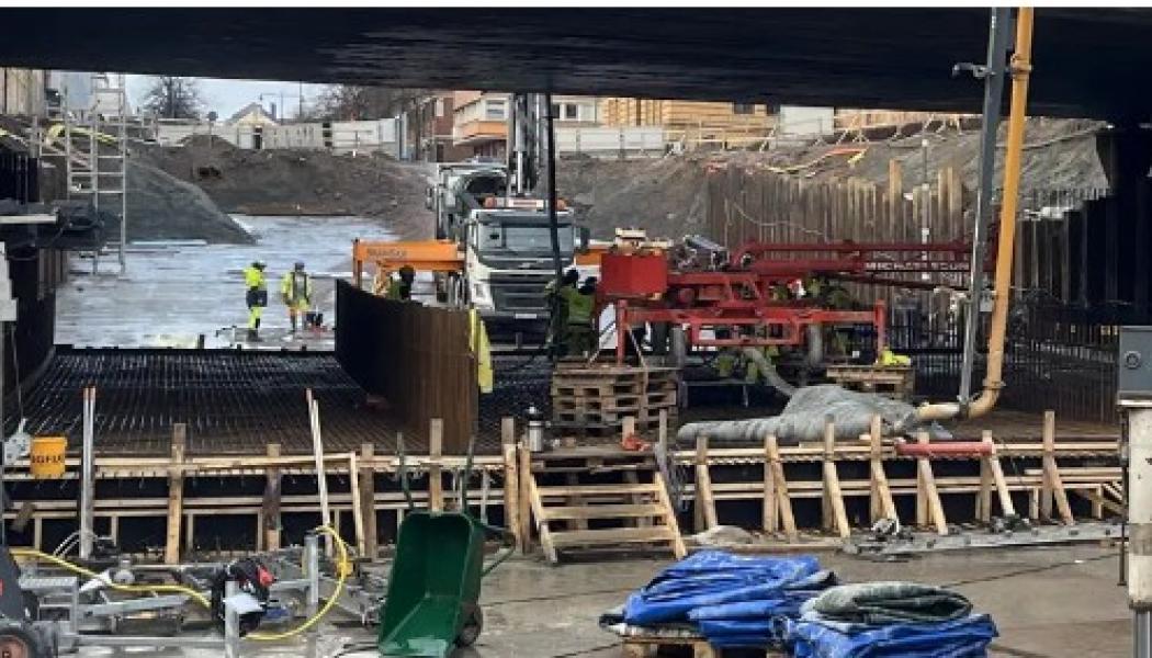 En tunnel byggs under järnvägen. Foto: Trafikverket
