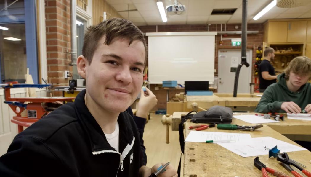 Marcus Mikulic, elev i årskurs nio på Ytterbyskolan i Kungälv, testar att arbeta med plåt. Foto: Niklas Jendeby