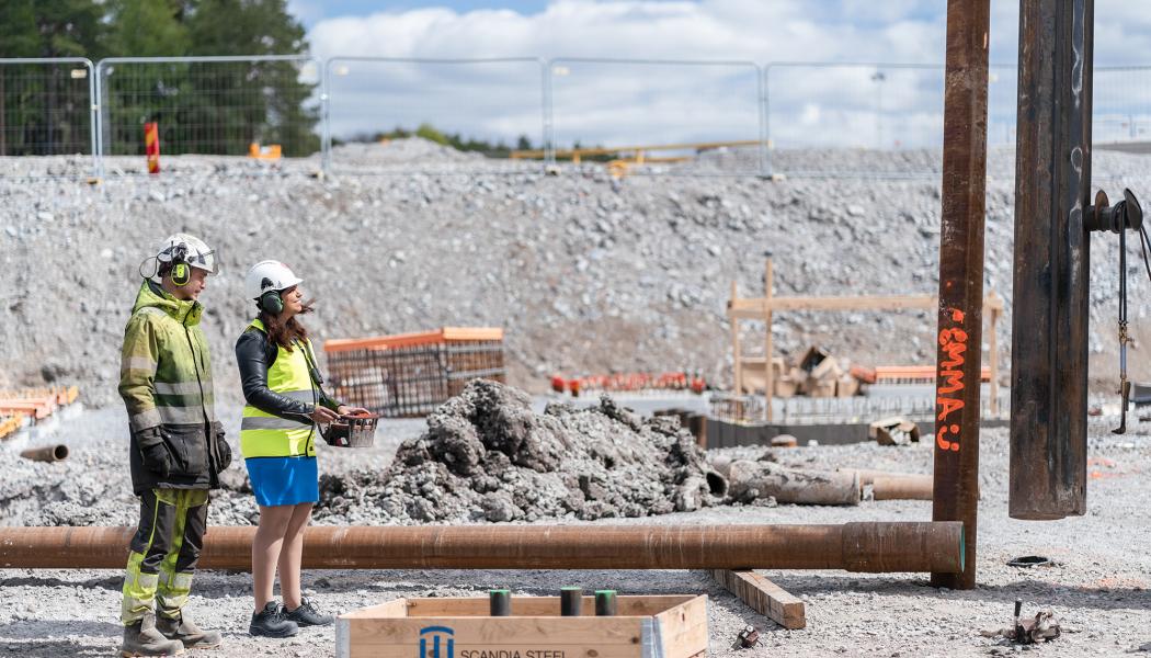 Emma Feldman, kommunstyrelsens ordförande i Järfälla kommun, gör ett symboliskt pålslag för kvarter Atlas i Barkarbystaden, som byggaktörerna Åke Sundvall och OBOS uppför. Foto: Frida Forsberg - WHYMAC