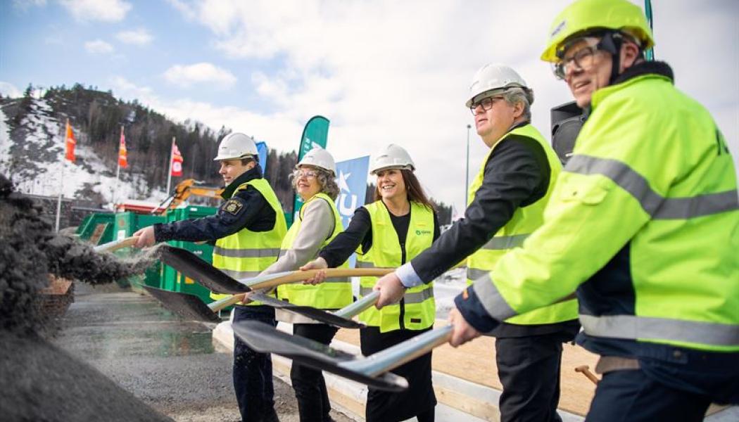 Dick Danielsson, Lokalpolisområdeschef, Polismyndigheten; Anna-Britta Åkerlind, Kommunstyrelsens ordförande; Cecilia Vestin, vd Kåpan Fastigheter; Justitieminister Gunnar Strömmer; Ulf Hansson, divisionchef, NCC Building Sverige. Fotograf: Elin Nerpin