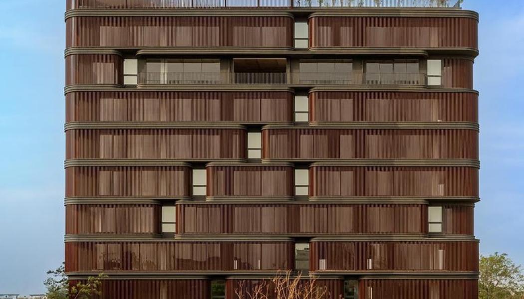 The Primus i Jaipur har utformats för att möta ett extremt varmt klimat. Gröna terrasser, vertikala solskydd och naturlig ventilation minskar behovet av kylning samtidigt som byggnaden erbjuder flexibla och hälsosamma arbetsmiljöer. OBS! Det finns fler bilder av interiören i slutet av artikeln. Foto: Vinay Panjwani/Sanjay Puri Architects.