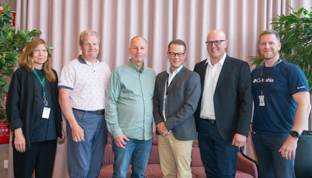 Från vänster: Frida Gustafsson, Huddinge Samhällsfastigheter, Christer Olsson, COBAB, Björn Wiklund, Huddinge Samhällsfastigheter, Martin Junblad, COBAB, Håkan Lindblom, Huddinge Samhällsfastigheter, Martin Holmström, COBAB. Pressbild: Huddinge Samhällsfastigheter