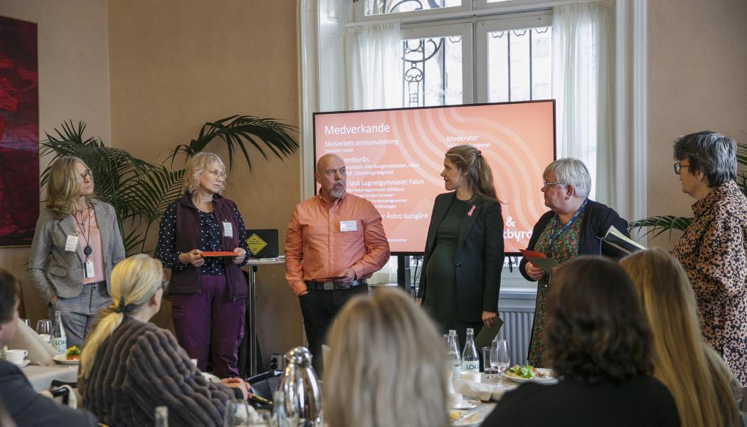 Från vänster: Maria Sjölin Karlsson, Anne Kataja, Niklas Angelöf, Josefin Malmqvist (M), Caroline Helmersson Olsson (S) och Amelie von Zweigbergk. Foto: Plåt & Vent Byrån

