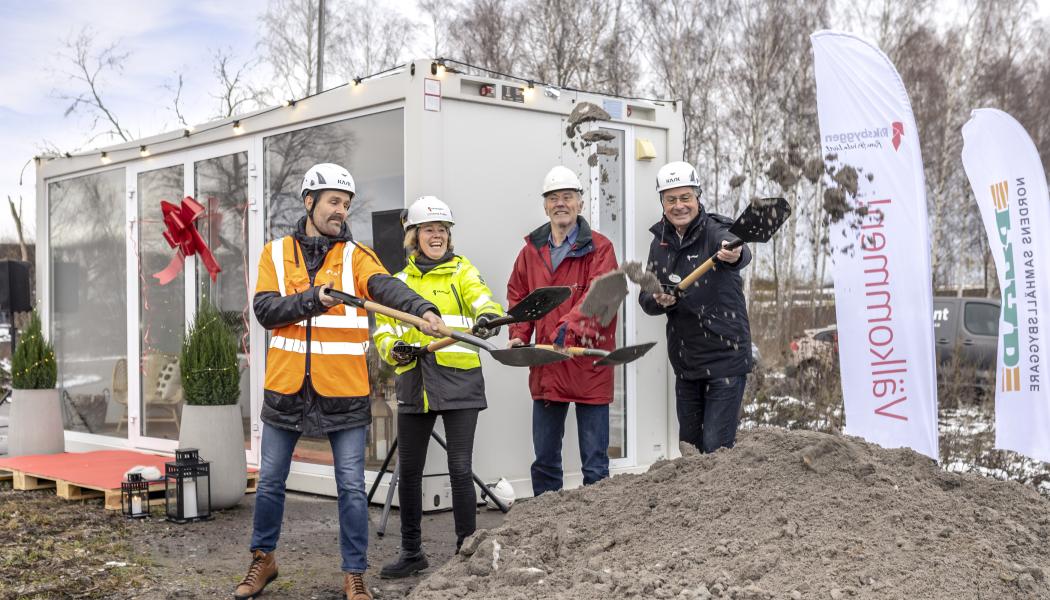 Fr v Robert Ohlsson, arbetschef Peab, Johanna Frelin, vd Riksbyggen, Reidar Svedahl, kommunalråd och Göran Sundin, tf marknadsområdeschef Riksbyggen. Foto: Patrik Ekenblom