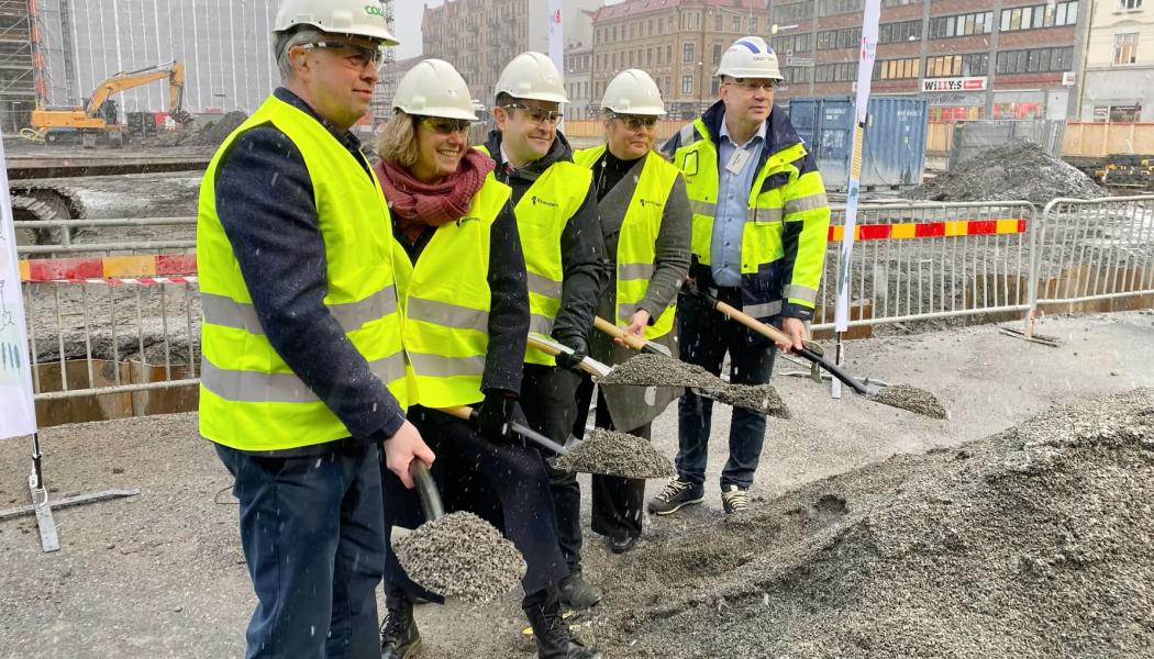 Peter Nordman, driftschef Coop Väst, Johanna Frelin, vd Riksbyggen, Johannes Hulter, kommunalråd, Lena Andersson, vd Älvstranden Utveckling och ﻿Tobias Ekstedt, distriktschef Skanska Sverige AB. Foto: Håkan Andersson
