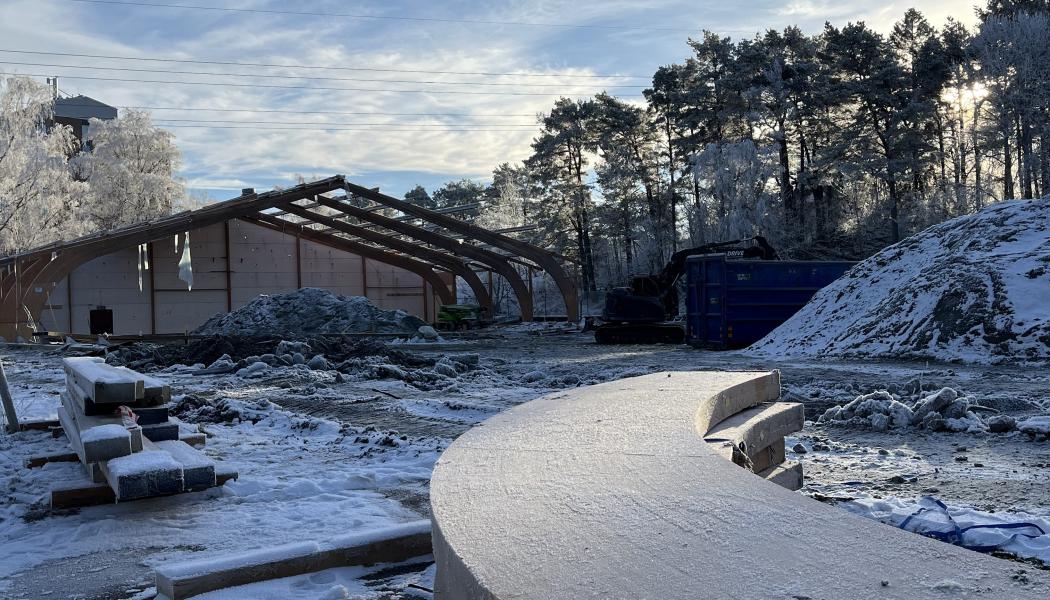 Varsam demontering, här av limträ i en idrottshall, är viktig när det gäller återbruk. Foto: Catrine Andersson