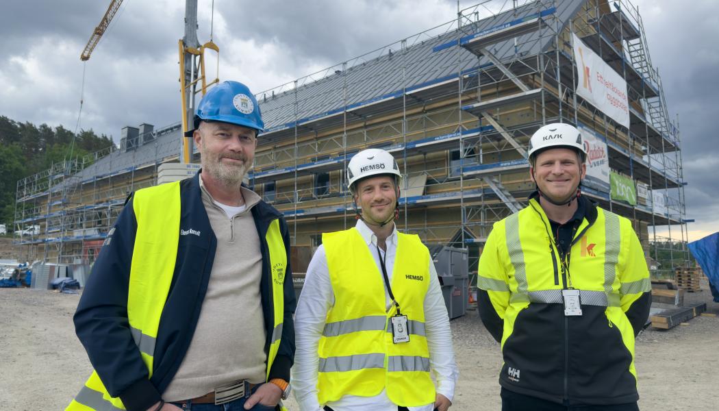 Roger Ekeroos, barn och utbildningsnämndens ordförande, Tobias Lagerwall, projektchef Hemsö och Simon Hagman, projektchef K21 Entreprenad är glada för att Forshälla-Strands förskola växer fram och nu har tätt hus. Foto: Uddevalla kommun