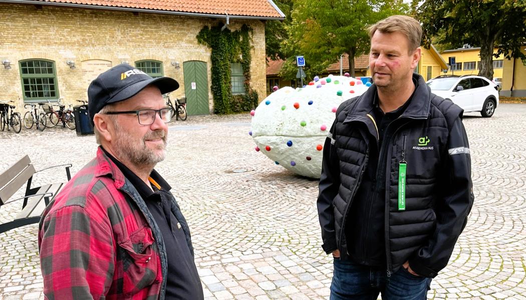 Magnus Carlson, ansvarig Tekniskförvaltare, är nöjd med samarbetet med RSA-gruppen, speciellt elektrikern Lasse. Foto: RSA