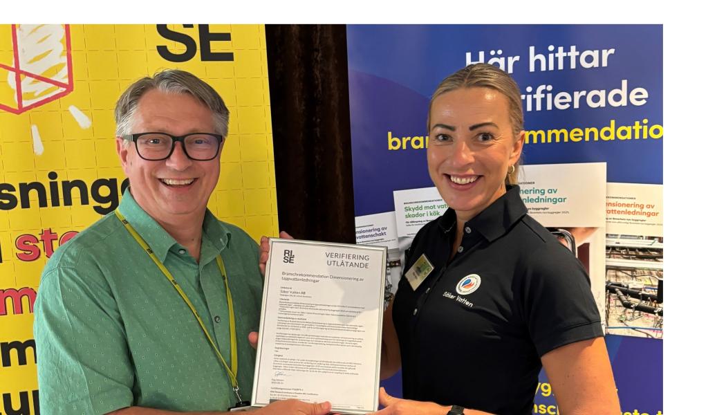 Dag Sjöholm, Marknadschef Certifiering på RISE, överlämnar verifieringen till Sara Lehn, VD för Säker Vatten. Foto: Säker Vatten