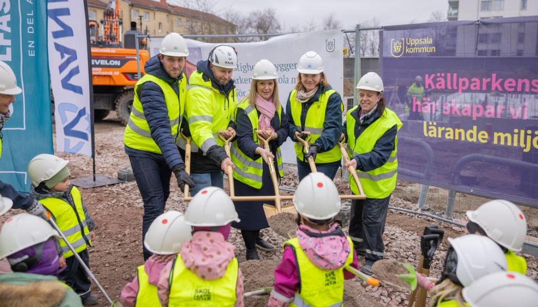 Skolfastigheter och byggentreprenören Vaner AB fick god hjälp vid spadtaget av Källparkens förskoleverksamhet och utbildningsnämndens ordförande Eva Christiernin (S), (foto: Lilla Produktionsbolaget).
