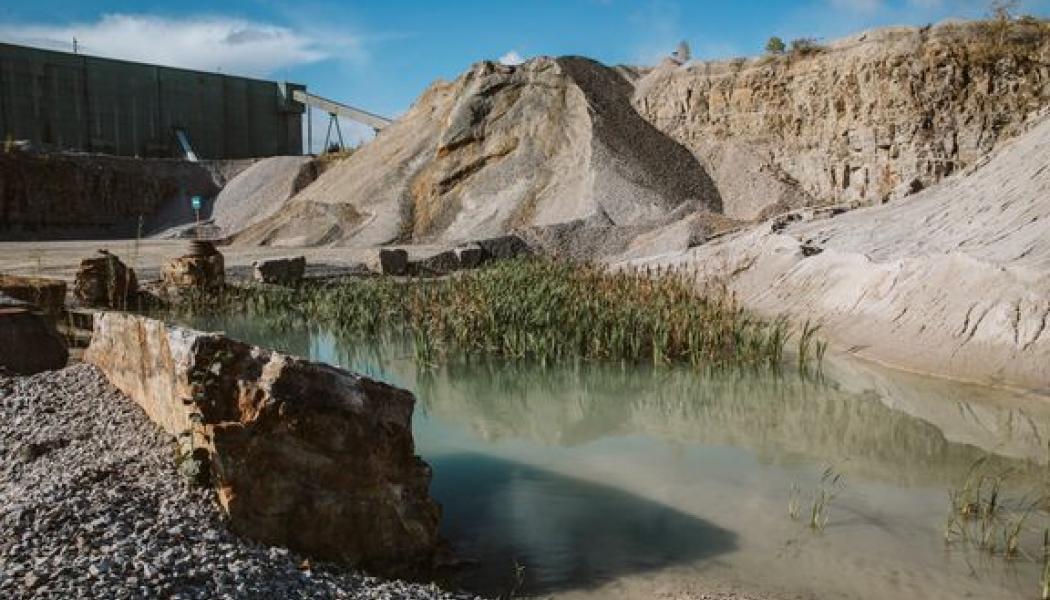 Minskande antal täkter och ökande behov av bergmaterial gör försörjningen mer sårbar. SBMI betonar vikten av långsiktig planering för att säkerställa att material finns nära byggprojekten. Pressbild: SBMI