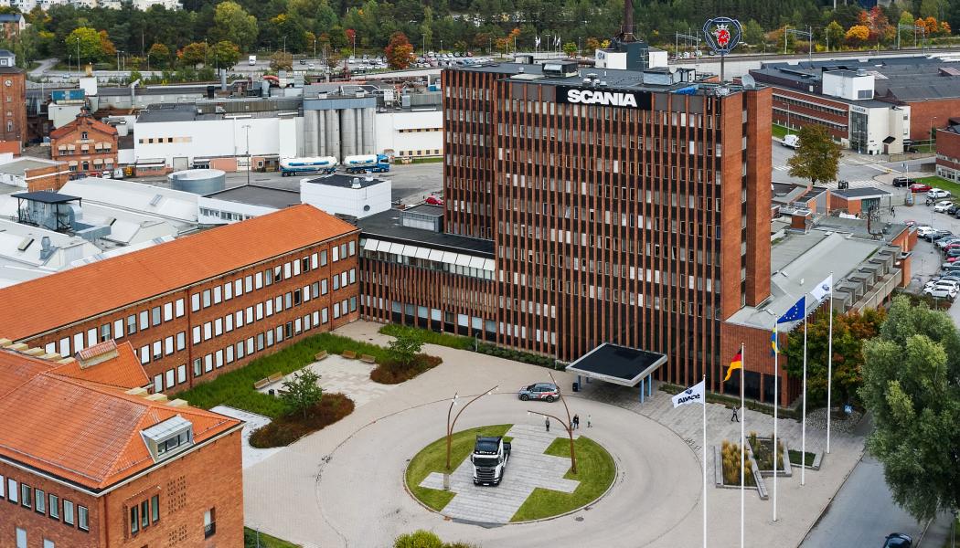För två av landets största exportföretag, Scania och AstraZeneca, är förbindelsen över Södertälje kanal en viktig pusselbit för logistikkedjorna och kompetensförsörjningen. Foto: Scania