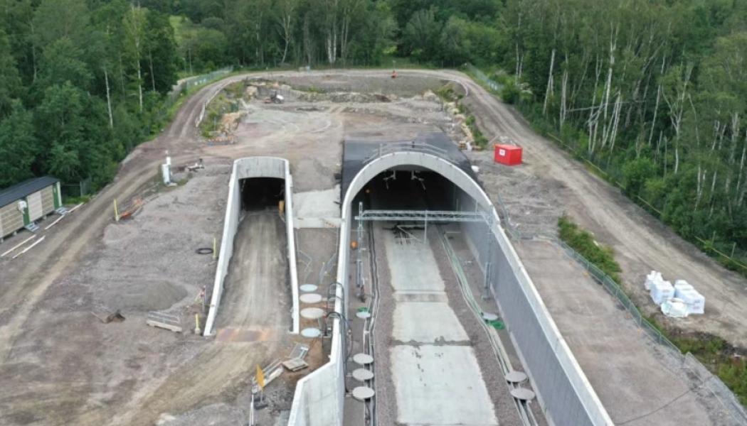 I Breared är nu både service- och spårtunneln samt tråget färdigställt. Järnvägsspåren har framgångsrikt lagts ner i området. Foto: Implenia Sverige AB.