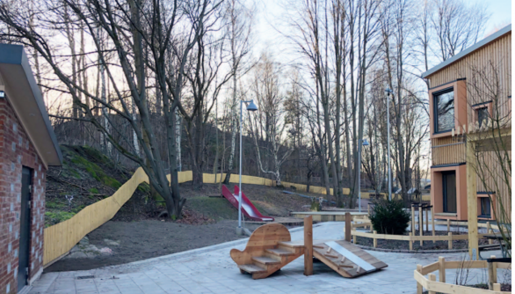 På förskolans gård används i huvudsak naturmaterial. Bild: Mareld landskapsarkitekter/ Cecilia Gärde
