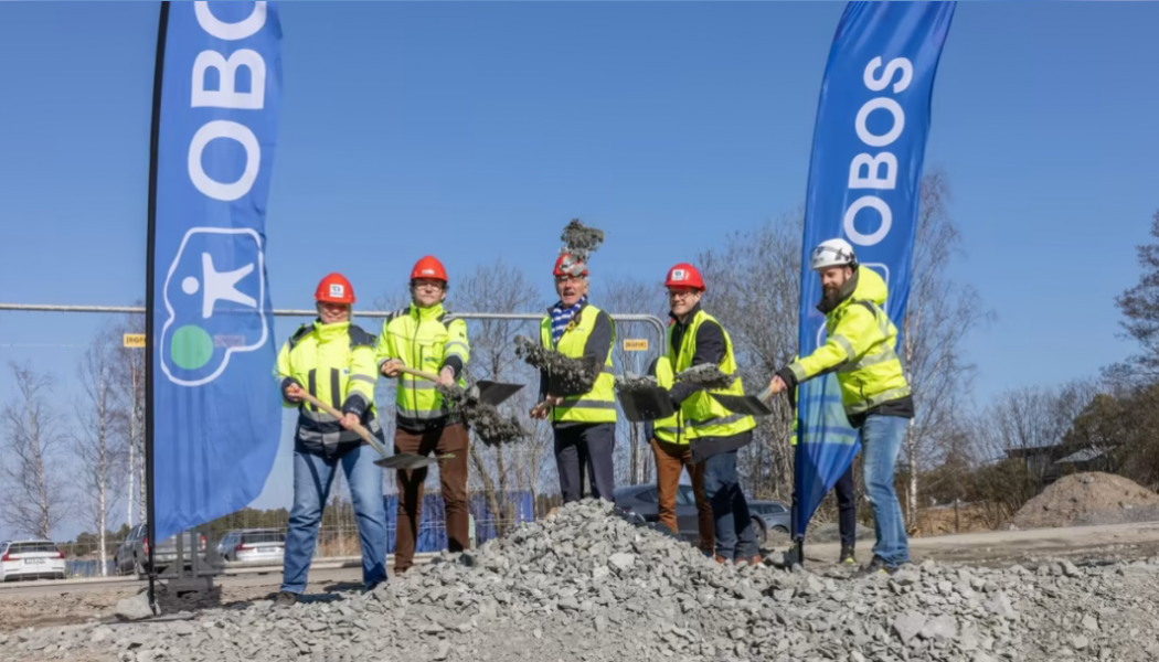 Representanter för OBOS, Reidar Svedahl (L), kommunalråd, och Joakim Lindblblom, exploateringsingenjör. Foto: Sofia Andersson