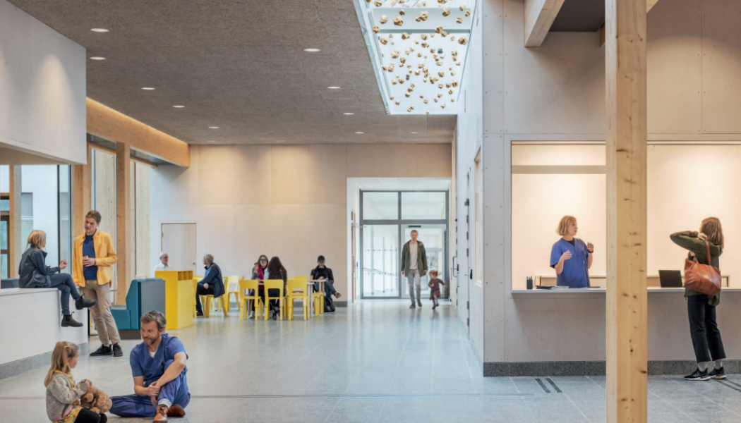 De nya byggnaderna är del av satsningen på utveckling av den psykiatriska vården inom SÄS, och inrymmer bland annat avdelningar för heldygnsvård, öppenvård och lokaler för utbildning. Foto: White Arkitekter