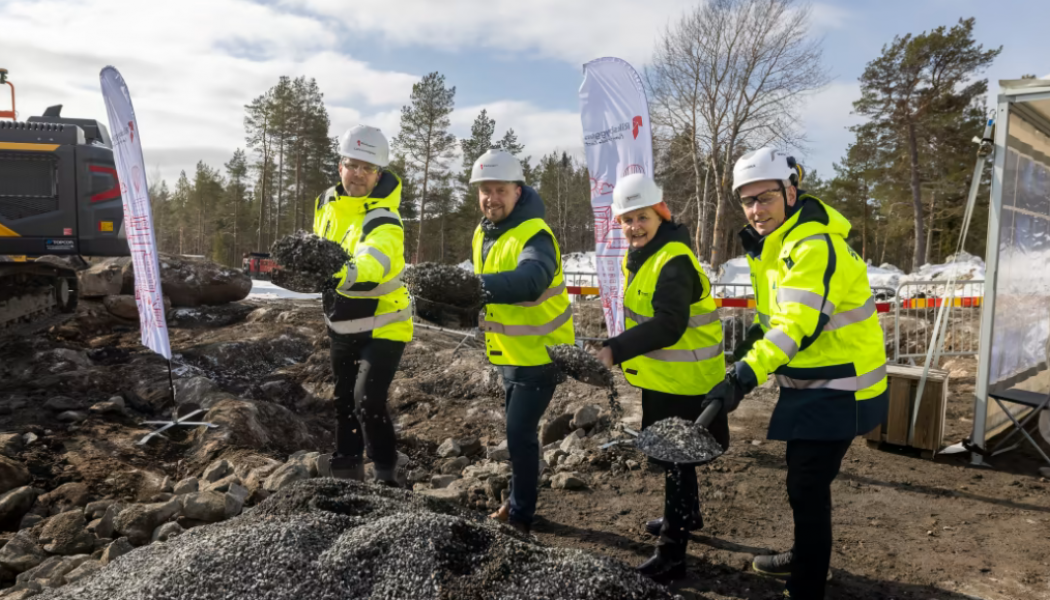 Fr v: Lars Lundgren, Riksbyggen, Hans Lindberg, kommunstyrelsens ordförande, Ann-Marie Zackrisson, köpare och Örjan Kallin, Skanska. Foto: Fredrik Larsson