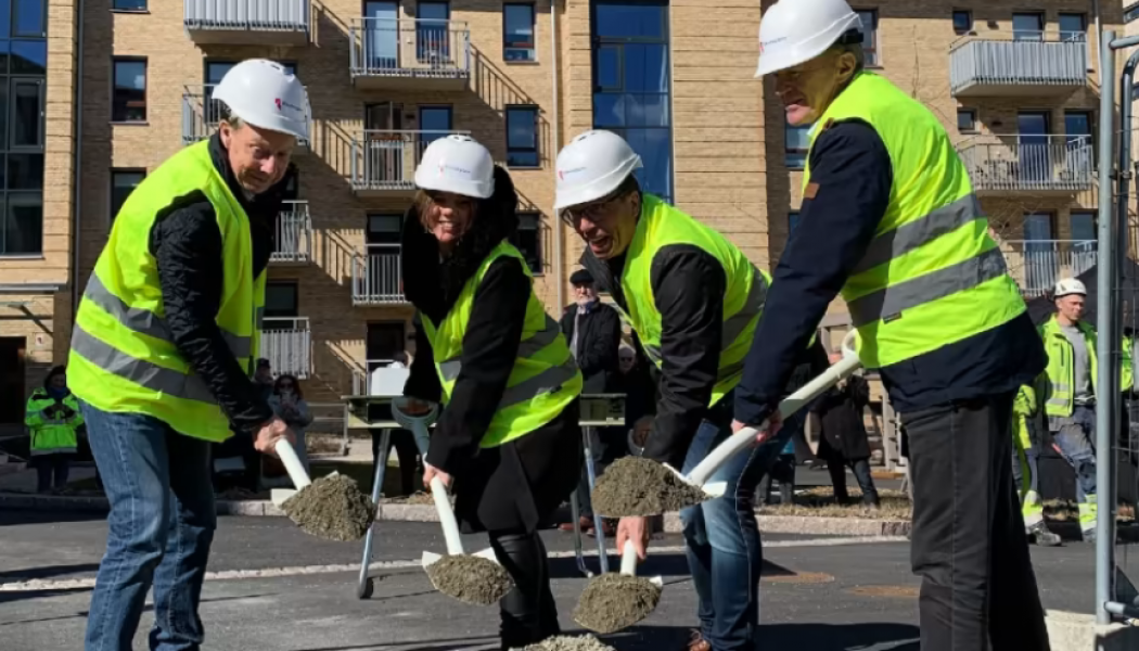 Fr v Ove Sandblom, köpare, Karin Ekström, Riksbyggen, Martin Linsten, Riksbyggen och Ingemar Samuelsson, kommunstyrelsens ordförande. Foto_ Riksbyggen