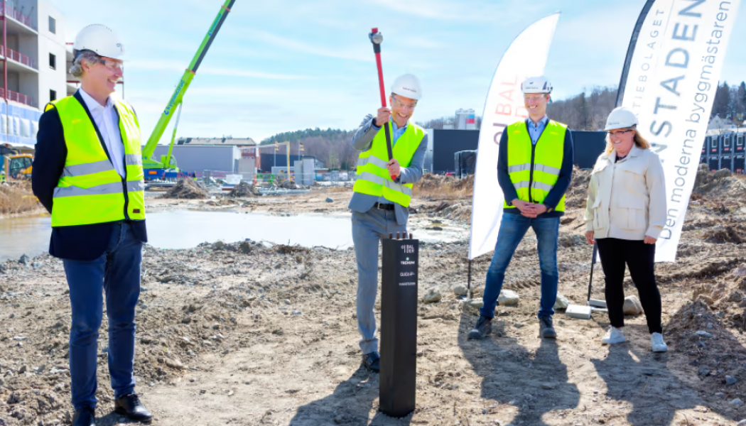Erik Selin, VD på Balder, Jacob Torell, VD på Next Step, Staffan Waldenström, VD på Tornstaden och Carina Kloek Malmsten, Näringslivschef på Mölndal Stad i en första symbolisk pålning. Foto: Tornstaden