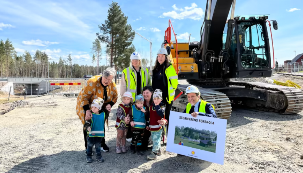 Stormyrens förskola ska stå klar i juni 2023. Med på dagens skopotag var Niklas Wikström (L), rektor Kristina Wictorin med barn och personal från Stockfallets förskola, Anna Sahlin från Skanska och kommunens projektledare Julia Alsterbo. Foto: Karlstads kommun