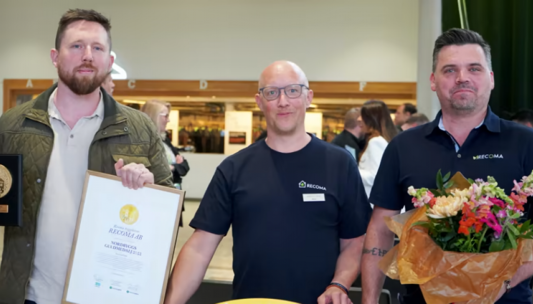 Max Rosenberg, Martin Ljungberg och Fredrik Rosenberg från Recoma vann Nordbyggs Guldmedalj för årets innovativa produktnyhet 2022. Foto: Svensk byggtjänst