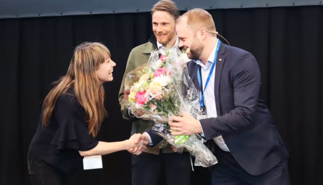 Pernilla Remröd från Ahrbom och Partner Arkitekter och Sebastian Westin från Westins Fönsterteknik AB tar emot Glaspriset för renoveringen av Kulturhuset i Stockholm. Foto: Tobias Svensén