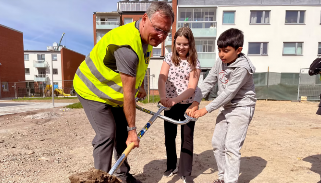 Jonas, VD BoKlok, Maria och Ali hjälptes åt med första spadtaget för BoKlok Astrakan. Foto: BoKlok