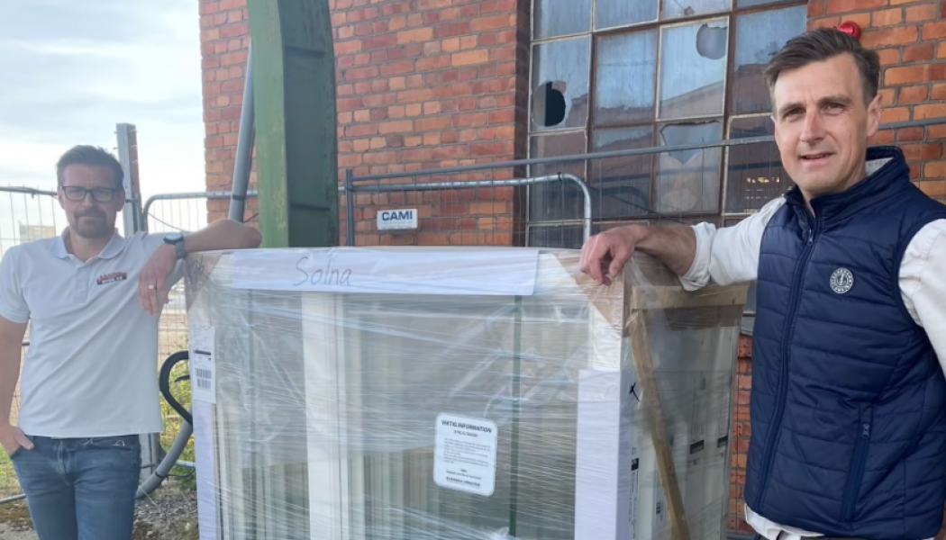 Tony Velin, filialchef för Gärahov Byggservice i Jönköping och Gustaf Hjertquist, projektchef på Tosito bygger med en stor del returnerat, återanvänt eller begagnat material i återbruksprojektet Kärnekulla i Habo. Foto: Gärahovs bygg
