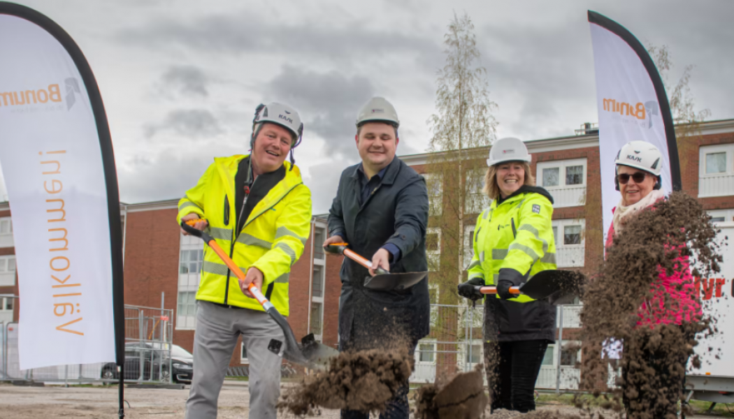 Första spadtaget för Riksbyggens seniorbostäder i Sundsvall, i Bonum Brf Grönbodal. Fr v. Fredrik Andersson, koncernchef på Contractor, Niklas Säwén, v. ordf. i kommunstyrelsen, Johanna Frelin, vd Riksbyggen och Christina Normelli, blivande boende. Foto: Riksbyggen