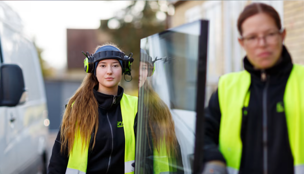 Natalie Näppi och Sara Hübert, Glasmästare på Ryds Glas i Katrineholm. Foto: Ryds glas
